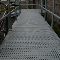 不锈钢防滑板楼梯图片 楼梯踏步防滑板规格 广州生产厂家直销